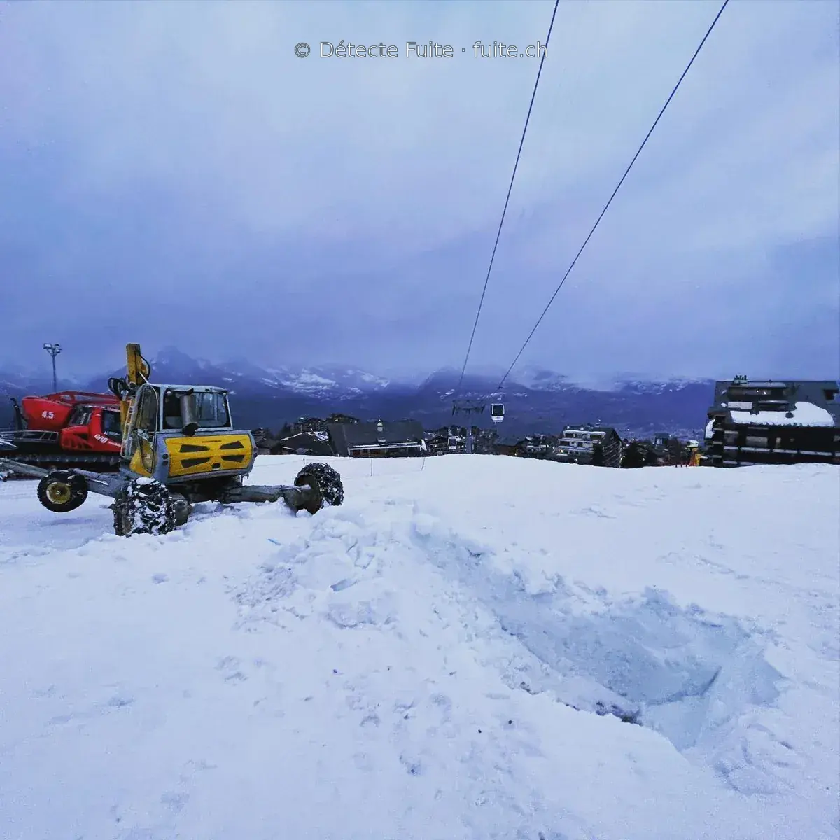 Canon à neige et matériel sur un terrain enneigé